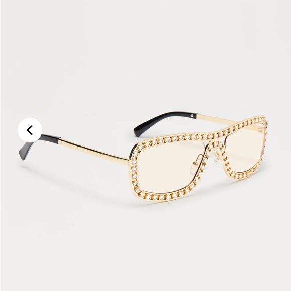 Gold Oversized Shield Sunglasses with Luxurious Design - Picture 2 of 4
